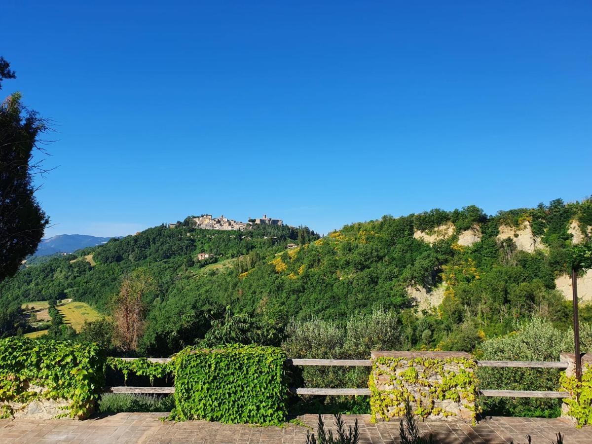 Borgo Cardaneto Bed and Breakfast Montone  Exteriör bild